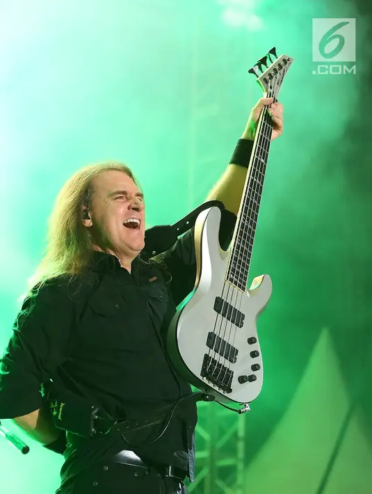 Aksi panggung Basis Megadeth, Dave Ellefson saat tampil menghibur penonton Jogjarockarta 2018 di Stadion Kridosono, Yogyakarta (27/10). Megadeth mengakhiri penampilannya dengan lagu 'Holy Wars... The Punishment Due'. (Fimela.Com/Bambang E.Ros)