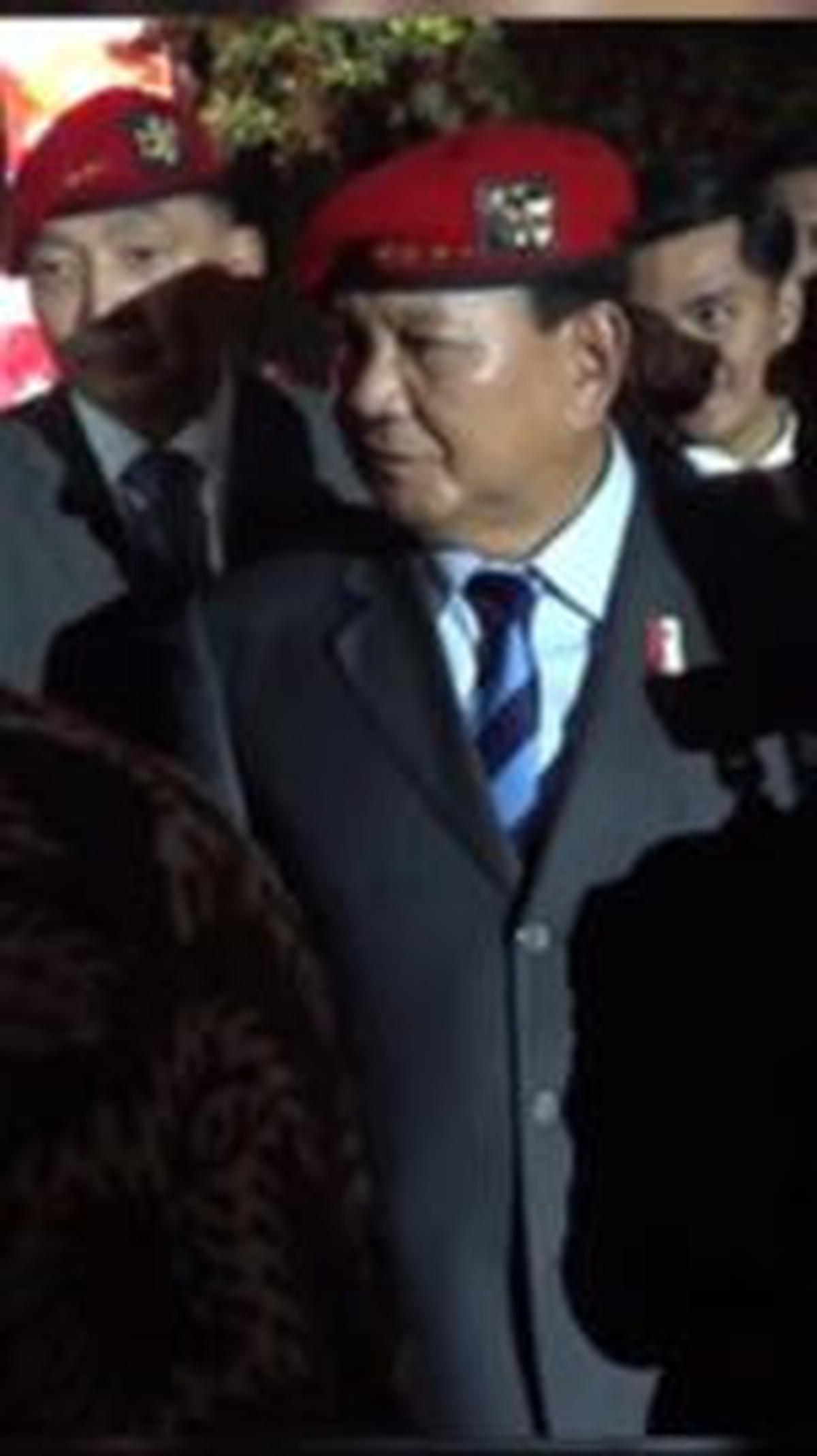 "Bagus. Bagus, anak petani jadi insinyur elektro. Belajar yang baik ya," ujar Prabowo Subianto bangga. <br>