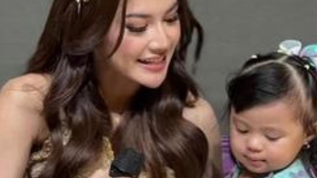 6 Momen Mahalini Nyanyi Bareng Arsy, Sambil Momong Ameena di Panggung