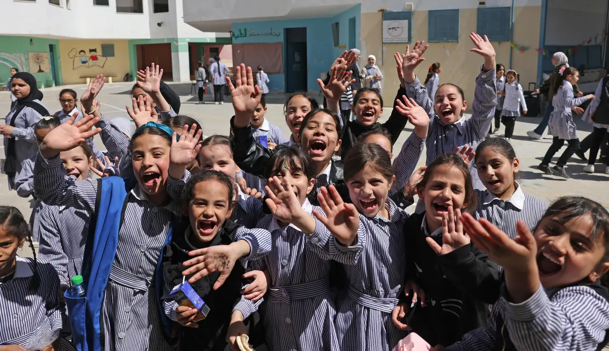 Roland Friedrich, Direktur urusan UNRWA untuk Tepi Barat, menyebut penutupan sekolah oleh Israel sebagai ancaman serius terhadap hak anak-anak untuk mendapatkan pendidikan. (AHMAD GHARABLI/AFP)
