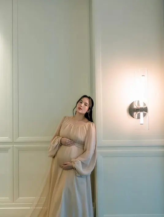 Wajah Chelsea Islan dipulas dengan makeup natural yang super flawless. Sementara rambutnya ditata wavy half do [@chelseaislan]