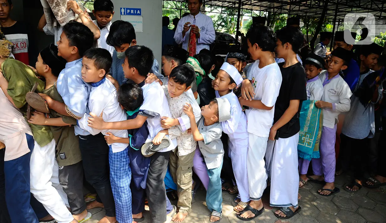 Anak-anak mengantre untuk mendapatkan nasi kota usai melaksanakan Sholat Jumat di Masjid Wihdatul Ummah, Cinere, Depok,Jumat (27/5/2022). Setiap minggunya setelah kegiatan Sholat Jumat lebih dari 700 nasi kotak yang merupakan sumbangan dari donatur jamaah masjid dan warga sekitar dibagikan kepada warga dalam rangka Jumat Berkah. (merdeka.com/Arie Basuki)