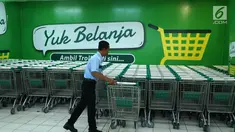 Petugas merapikan troly di Gerai Giant Extra Waru Sidoarjo, Kamis (25/7/2019). Giant yang merupakan salah satu unit bisnis dari PT Hero Supermarket Tbk (Hero Group) meluncurkan program Harga Teman dengan penawaran 800 produk favorit dan bervariatif dengan harga murah. (Liputan6.com/HO/Eko)