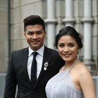 "Untuk saat ini memang ada yang bantu, mamah aku, kita gantian juga dan kita gak mau kelewatan perkembangan anak." Ucap Chelsea saat menghadiri pemerkatan Sandra Dewi dan Harvey Moeis. (Nurwahyunan/Bintang.com)