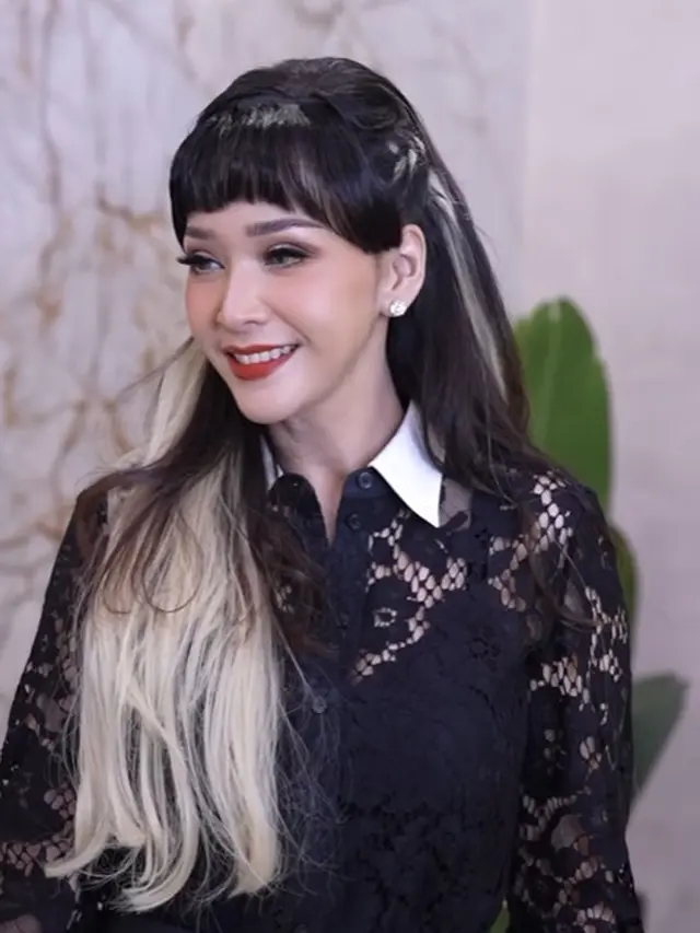 Tampilan Manglingi Maia Estianty yang Cosplay Jadi Cruella, Makin Awet Muda dengan Rambut Hitam Putih Berponi