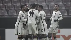 Para pemain AS Roma merayakan gol kedua yang dibuat oleh gelandang Jordan Veretout melalui eksekusi penalti dalam laga lanjutan Liga Europa 2020/21 Grup A melawan CFR Cluj di Cluj-Napoca, Rumania, Kamis (26/11/2020) waktu setempat. AS Roma menang 2-0 atas CFR Cluj. (AFP/Alex Nicodim)