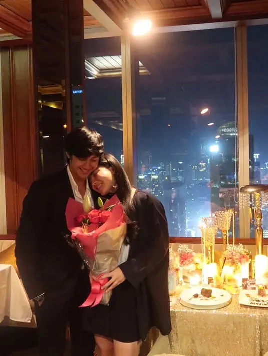 Beberapa foto perayaan anniversary dibagikan oleh keduanya di akun Instagram. Salah satu keterangan foto Feli yang menuliskan sang kekasih berubah menjadi romantis. (Instagram/hitocaesar)