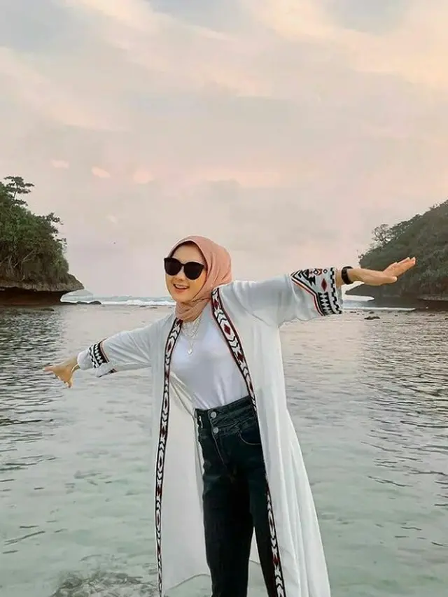 9 Inspirasi Outfit Hijab ke Pantai, Simple dan Modis
