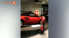 Selain mengajak ke taman hiburan, Murphy pun memberikan beberapa potong pizza untuk keluarga sang supir taksi di rumah.
