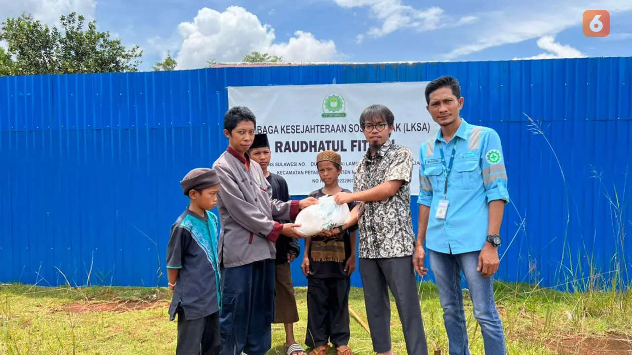 Penyerahan bantuan kebutuhan pokok ke pesantren