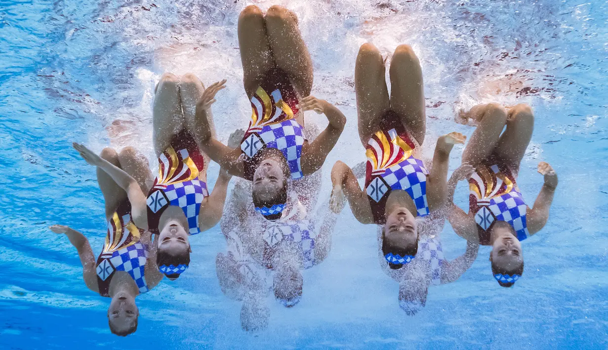 Tim renang artistik Jepang beraksi dalam Kejuaraan Renang Dunia 2019 di Yeomju Gymnasium, Gwangju, Korea Selatan, Rabu (17/7/2019). (François-Xavier MARIT/AFP)