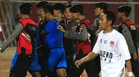 Perangkat pertandingan yang memimpin laga PSBK versus Kalteng Putra dievakuasi dengan mobil ambulans akibat terjadi kerusuhan. (Bola.com/Robby Firly)