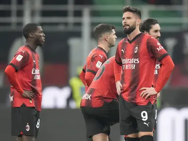 Reaksi para pemain AC Milan usai disingkirkan Atalanta pada perempat final Coppa Italia 2023/2024 di San Siro, Kamis (11/1/2024) WIB. (AP Photo/Luca Bruno)