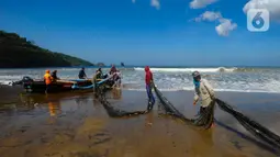 Pendapatan nelayan dari jaring tarik meningkat lebih dari 50 persen dari biasanya. (merdeka.com/Arie Basuki)