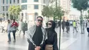 Sentuhan aksesoris berupa kacamata hitam dan tas Hermes Kelly membuat penampilannya semakin berkelas.  [@zumizolazulkiflinurdin].
