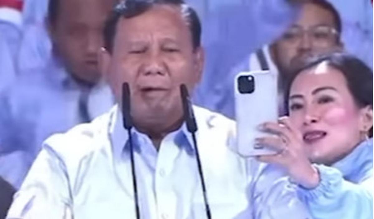 <b>Wanita Nekat Dekati Prabowo Waktu Pidato</b>