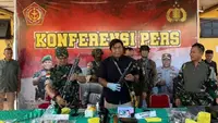 TNI-Polri membongkar lokasi penyimpanan senjata api dan amunisi milik KKB yang berada di Sagu Lima Kenyam, Kabupaten Nduga, Papua Pegunungan. Dari lokasi tersebut ditemukan beberapa pucuk senjata api dan 415 amunisi berbagai kaliber. (Liputan6.com/ Dok. Tim Cartenz.