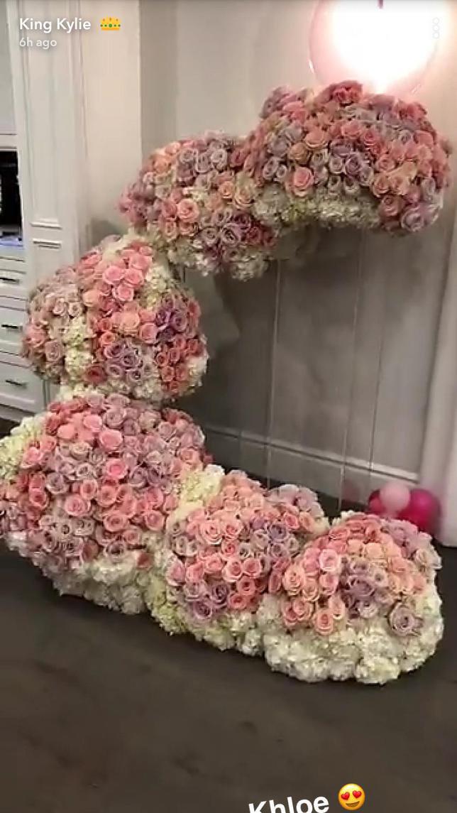 Hadiah dari Khloe, mungkinkah ini inisial nama bayi Kylie? &copy; Kylie's Snapchat