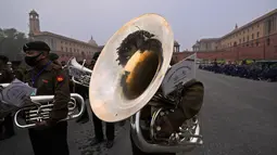 Band tentara India tiba untuk latihan parade Hari Republik mendatang di perbukitan Raisina, pusat kekuasaan pemerintah, di New Delhi, India (17/1/2022). Parade akan ditandai dengan pawai oleh berbagai cabang militer serta tampilan senjata dan rudal. (AP Photo/Manish Swarup)