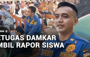 Sedih! Petugas Damkar Gantikan Orang Tua Siswa saat Ambil Rapor dan Ijazah