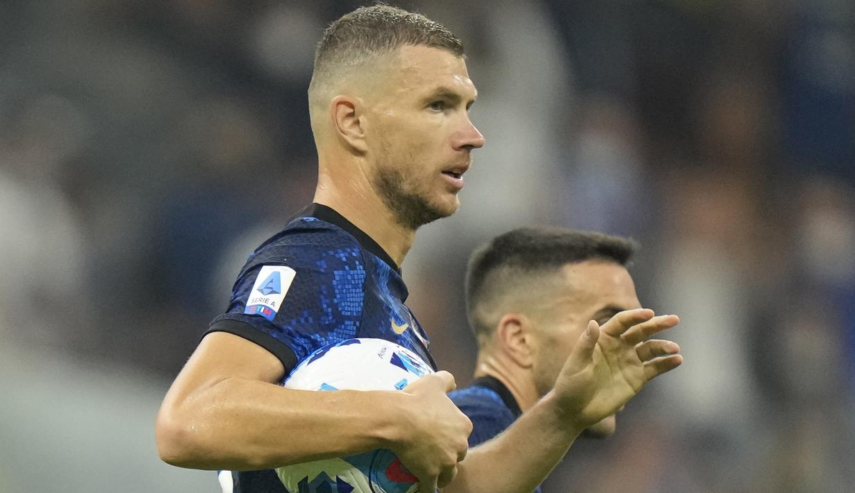 Inter Milan baru berhasil menyamakan skor 2-2 di babak kedua. Pada menit ke-72, Edin Dzeko behasil memanfaatkan bola muntah yang gagal diantisipai Juan Musso usai mendapat tembakan dari Federico Dimarco. (AP/Luca Bruno)