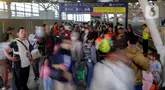 Penumpang menunggu kedatangan Kereta Rel Listrik (KRL) Commuterline di Stasiun Manggarai, Jakarta, Senin (29/4/2024). (Liputan6.com/Herman Zakharia)