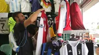 Toko Jersey di Jalan Chula, Bangkok, menjual aneka jersey lawas dan terbaru. (Bola.com/Benediktus Gerendo Pradigdo)