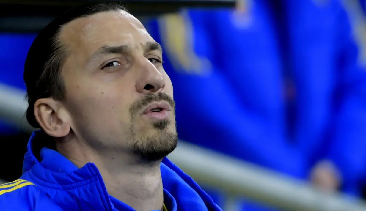 <p>Ekspresi pemain Swedia, Zlatan Ibrahimovic, saat menyaksikan pertandingan yang dimenangkan oleh timnas Belgia 0-3 dari bangku cadangan pada laga perdana Grup F Kualifikasi Euro 2024 di Friends Arena, Sabtu (25/03/2023) dini hari WIB. Kekalahan ini terasa sangat menyakitkan bagi Swedia. Sebab, mereka bermain di kandang sendiri dan dengan kekuatan terbaik. (AP/TT News Agency/Maja Suslin)</p>