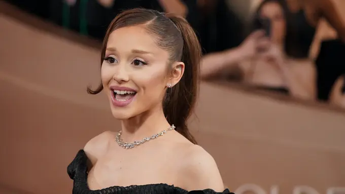 Tanggalkan Karakter Glinda, Ariana Grande Kembali dengan High Ponytail di Golden Globes 2026