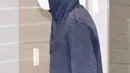 Aktor 37 tahun itu terlihat mengenakan hoodie berwarna biru yang menutupi kepalanya, dilengkapi dengan topi, kacamata, dan masker. [@koreadispatch]