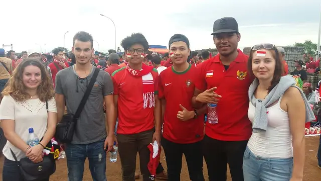 Aleksandra Wojnicka (kanan) memberikan dukungan untuk Timnas Indonesia (Liputan6.com / Windi Wicaksono)