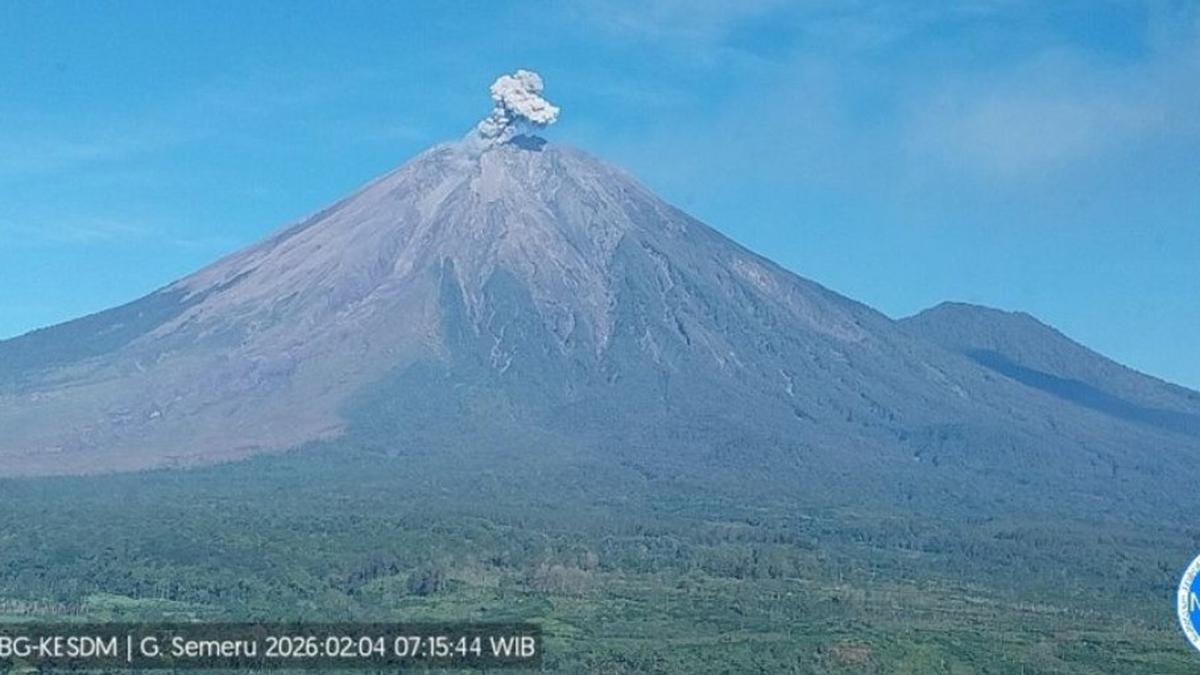 Gunung Semeru Kembali Erupsi dengan Tinggi Letusan Capai 1 Kilometer, Ini Imbauan Buat Warga