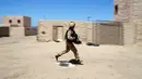 Seorang tentara Kanada dari Royal 22 Resimen berlari saat melakukan patroli selama operasi ekstraksi non-agresif di sebuah desa dalam simulasi latihan Rim Pasifik (RIMPAC) 2016 di Camp Pendleton, California, Amerika Serikat, (11/7). (REUTERS/Mike Blake)