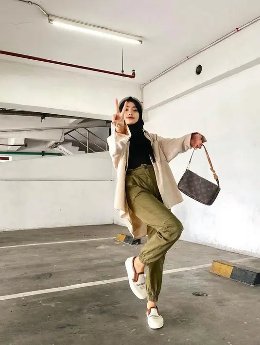 Gaya casual Shirin Al Athrus dengan oversized shirt warna krem dengan celana jogger warna olive ini bisa jadi inspirasi. (Instagram/shireenz).