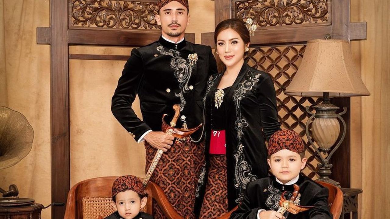 Anak ketiga Jessica Iskandar diperkirakan berjenis kelamin perempuan, semakin melengkapi kebahagiaan keluarga Jedar.