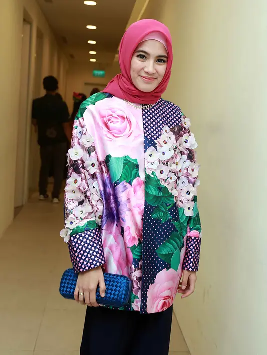 "Ya paling harus saling ngerti satu sama lain. Komunikasi bisa terjalin secara transparan. Enggak ada pasangan yang sempurna, jadi kita berusaha tiap harinya untuk bisa memahami satu sama lain," tutur Alyssa. (Deki Prayoga/Bintang.com)