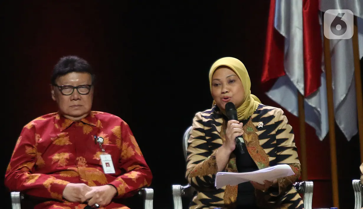 Menaker Ida Fauziyah (kanan) menyampaikan paparan saat diskusi panel V Rakornas Indonesia Maju antara Pemerintah Pusat dan Forum Koordinasi Pimpinan Daerah (Forkopimda) di Bogor, Rabu (13/11/2019). Panel V itu membahas penyederhanaan regulasi dan reformasi birokrasi. (Liputan6.com/Herman Zakharia)