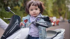 Rayyanza Malik Ahmad alias Cipung selalu berhasil menyita perhatian. Seperti saat ia didandani Mama Gigi layaknya pemeran Dilan. Ya, Cipung berada di atas motor dengan rambut wig lengkap pakai jaket denim khas seorang Dilan. (Liputan6.com/IG/raffinagita1717)