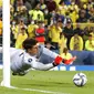 Kiper Chelsea Kepa Arrizabalaga menyelamatkan tembakan terakhir saat adu penalti pertandingan sepak bola Piala Super UEFA antara Chelsea dan Villarreal di Windsor Park di Belfast, Irlandia Utara, Rabu, 11 Agustus 2021. (AP Photo/Peter Morrison)