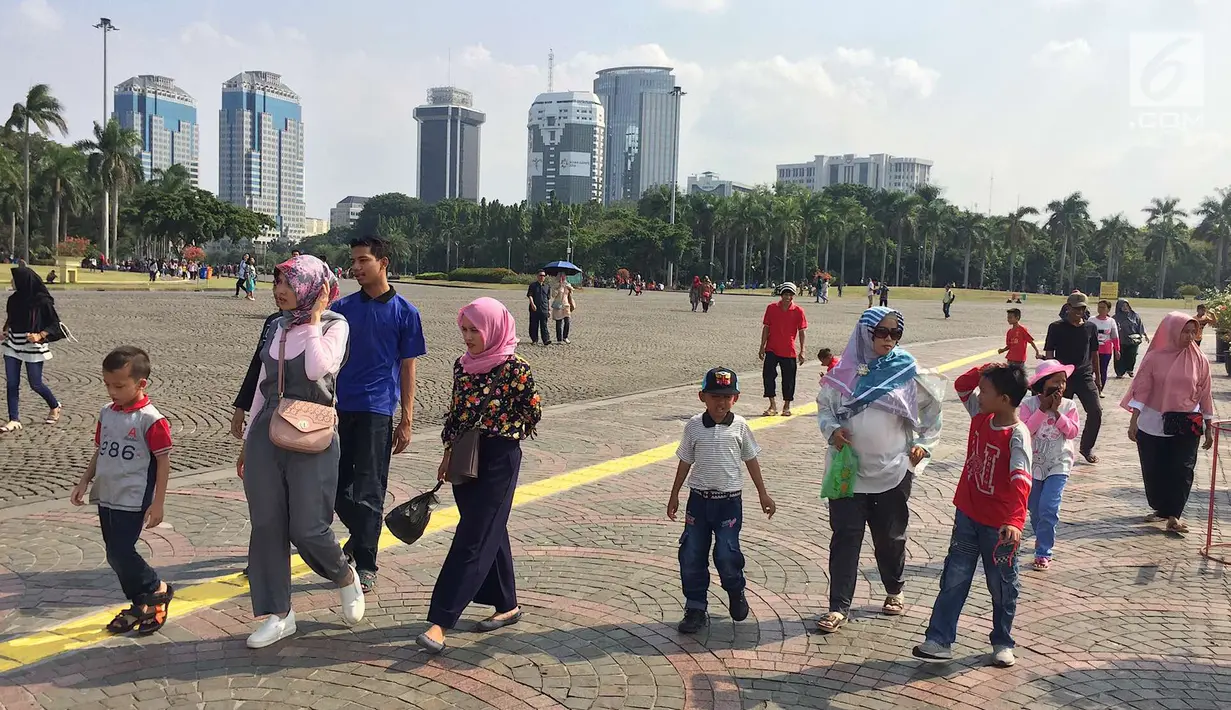 Pengunjung memadati kawasan wisata Monumen Nasional (Monas), Jakarta, Minggu (17/6). Pengunjung memilih Monas sebagai destinasi wisata untuk mengisi hari libur. (Liputan6.com/Immanuel Antonius)