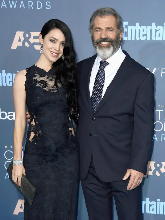 Kemesraan pasangan Mel Gibson dan Rosalind Ross di karpet merah Critic's Choice Awards 2016 di California, Minggu (11/12). Menemani sang aktor, Rosalind tampil cantik dalam balutan gaun hitam terbuat dari bahan lace. (Frazer Harrison/Getty Images/AFP)