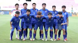 Para pemain starting XI Timnas Thailand U-16 berfoto bersama jelang menghadapi Timnas Vetnam U-16 pada laga semifinal Piala AFF U-16 2024 di Stadion Manahan, Solo, Senin (1/7/2024). (Bola.com/Abdul Aziz)