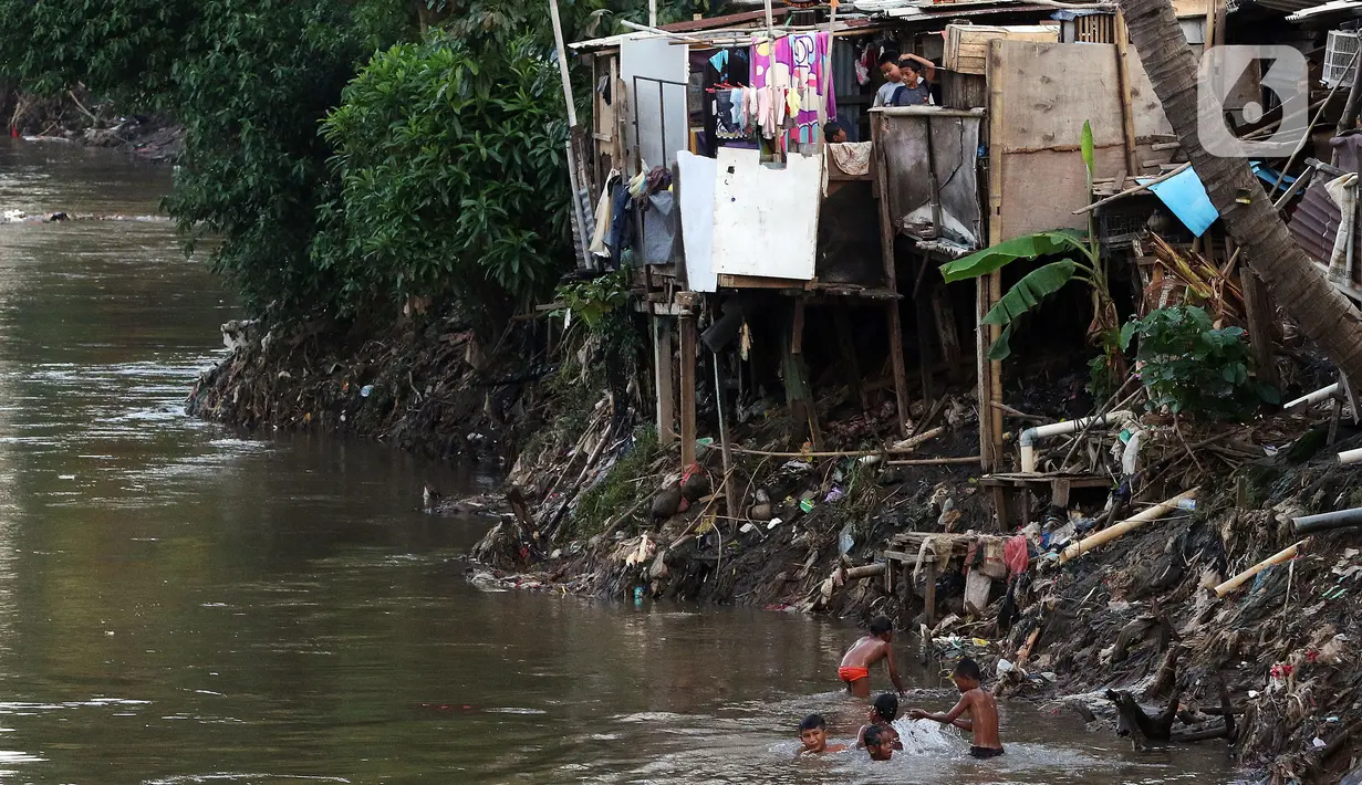 Anak-anak bermain di bantaran sungai Ciliwung, Pemukimannya, Manggarai, Jakarta, Selasa (29/9/2020). Irjen Kemenkeu Sumiyati mengatakan Pengangguran dan juga angka kemiskinan diperkirakan akan naik cukup signifikan. (Liputan6.com/Johan Tallo)