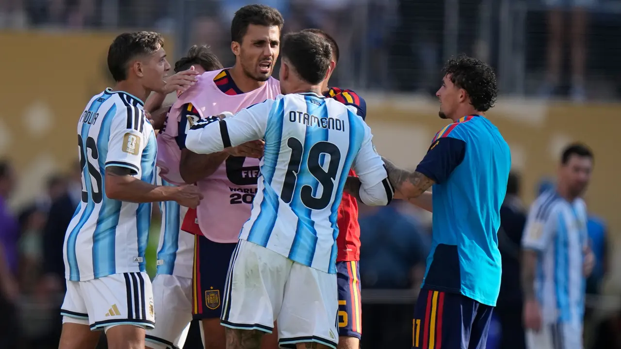 Pemain Argentina Nicolas Otamendi (19) dan Nahuel Molina (26) terlibat keributan dengan pemain Spanyol Rodri