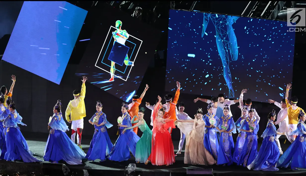 Sejumlah penari tampil dalam Upacara Penutupan Asian Games 2018 di Stadion Utama Gelora Bung Karno, Jakarta, Minggu (2/9). Tarian terlihat seperti refleksi keindahan alam Kota Hangzhou sebagai tuan rumah Asian Games 2022 (Liputan6.com/Helmi Fithriansyah)