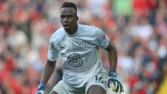 Posisi kiper menjadi amat vital dalam sebuah tim, apalagi di kompetisi seketat Liga Inggris. Klub-klub berlomba mendapatkan jasa kiper terbaik, meski harus merogoh kocek selangit untuk merekrut dan menggajinya. Berikut 5 kiper dengn gaji tertinggi di Liga Inggris. (AFP/Paul Ellis)