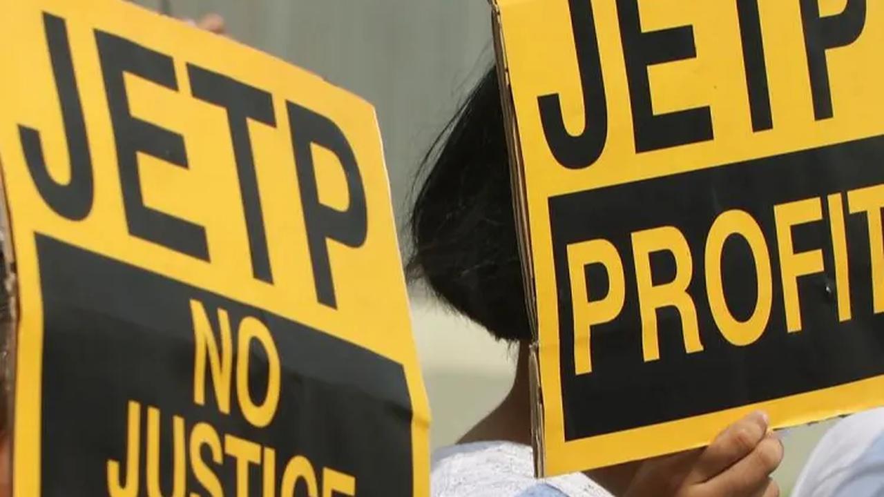 FOTO: Geruduk Kebubes Jepang, Aktivis Greenpeace Kirim Dokumen Masukan Masyarakat Indonesia Terkait Rencana Investasi Kebijakan JETP