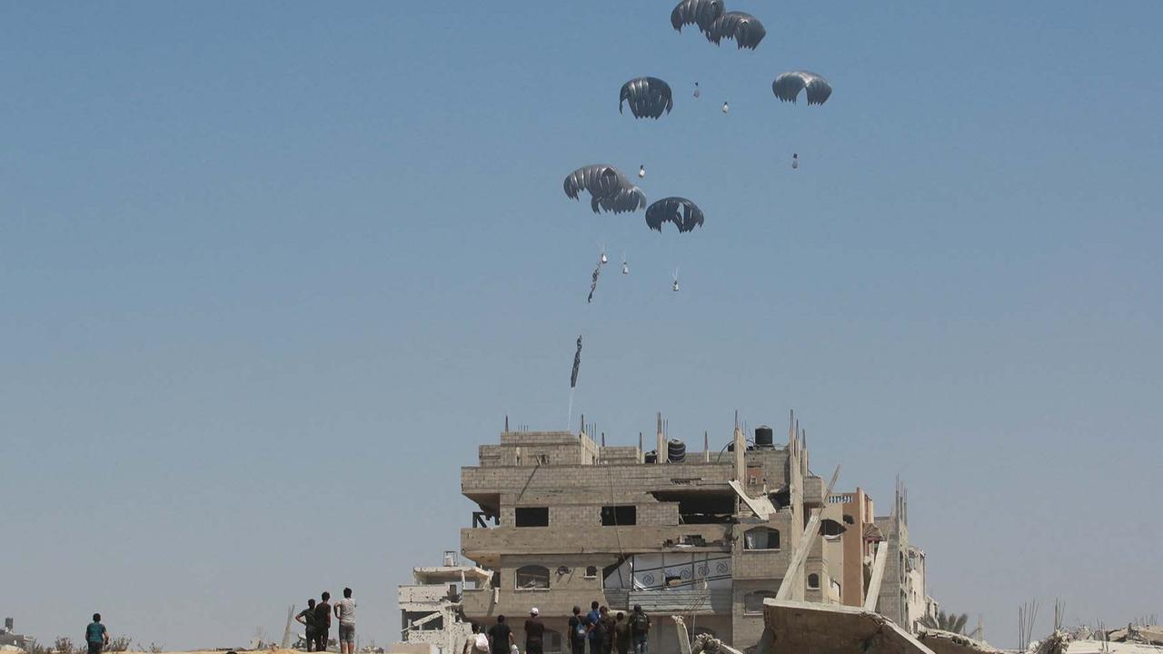 FOTO:  Momen Bantuan Kemanusiaan Dijatuhkan dari Udara di Langit Gaza