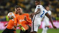 Pedrinho (tengah) berebut bola dengan pemain Inter Milan Denzel Dumfries pada pertandingan sepak bola grup D Liga Champions antara Shakhtar Donetsk dan Inter Milan di Stadion Olimpiyskiy di Kyiv, Ukraina, Selasa (28/9/2021). (AP Photo/Efrem Lukatsky)