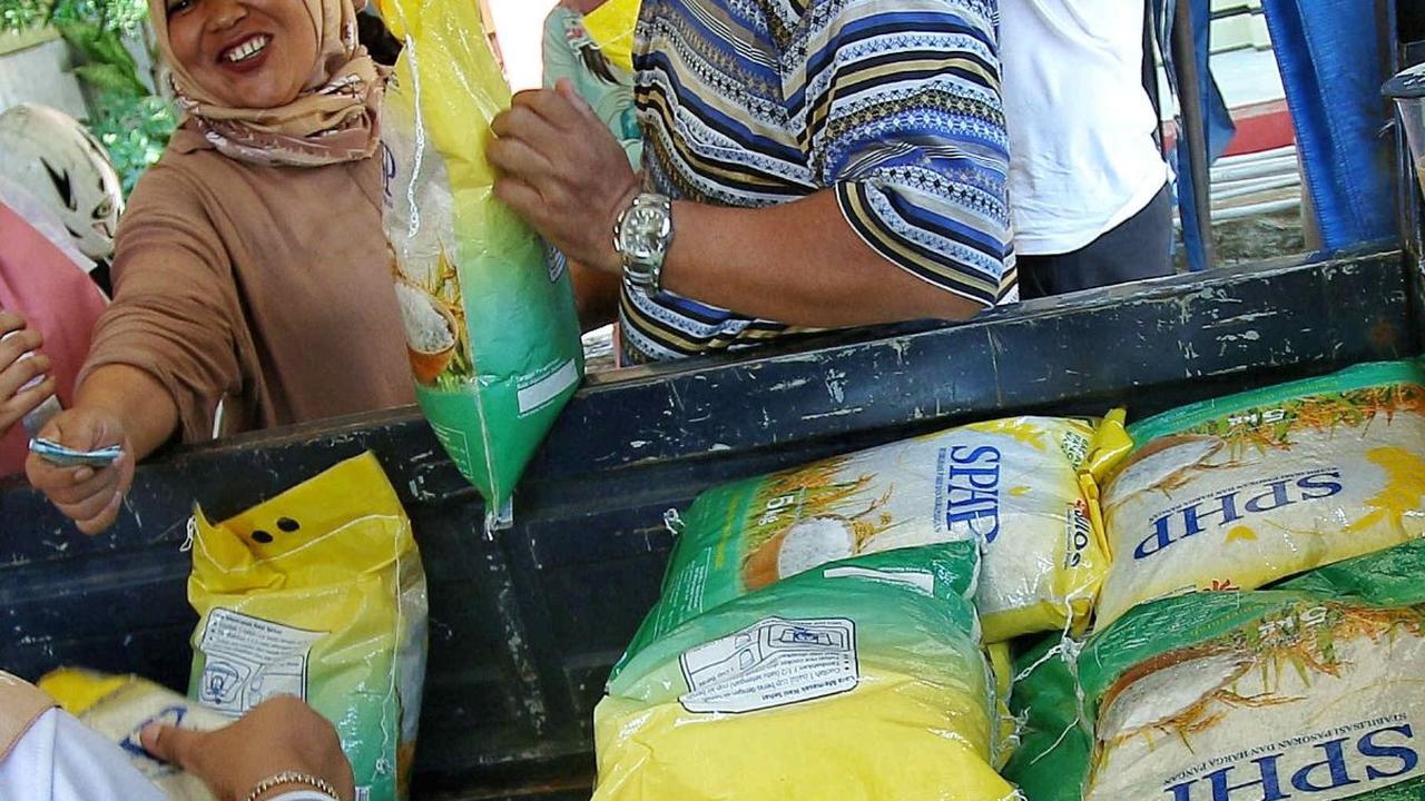 Operasi beras yang dilakukan Perum Bulog ini  menyediakan beras Stabilisasi Pasokan dan Harga Pangan (SPHP) seharga Rp52.000.<br>